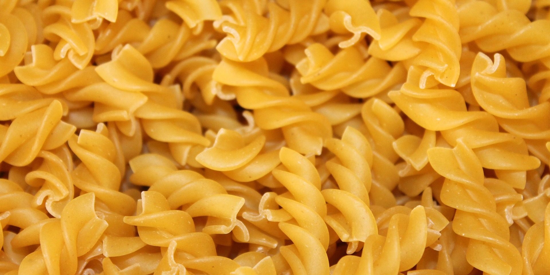 Un primo piatto di pasta caldo e morbido, con un gusto inconfondibilmente classico e delicato come quello dei fagioli e uno più acido e particolare come quello della crema di aglio nero.