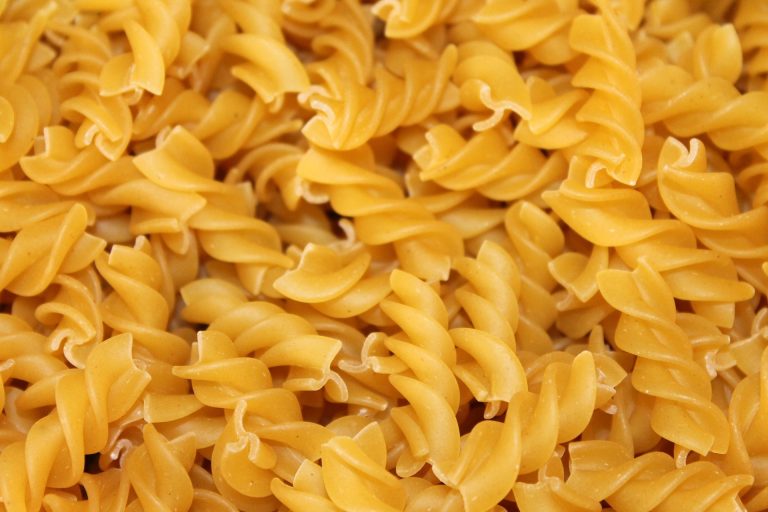 Un primo piatto di pasta caldo e morbido, con un gusto inconfondibilmente classico e delicato come quello dei fagioli e uno più acido e particolare come quello della crema di aglio nero.