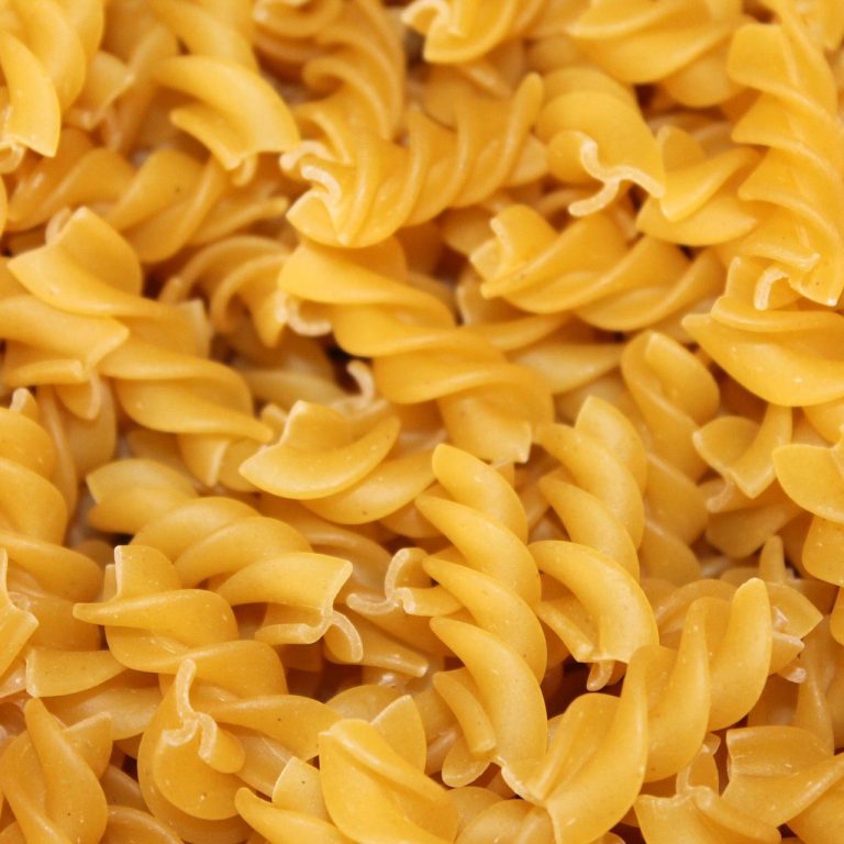 Un primo piatto di pasta caldo e morbido, con un gusto inconfondibilmente classico e delicato come quello dei fagioli e uno più acido e particolare come quello della crema di aglio nero.