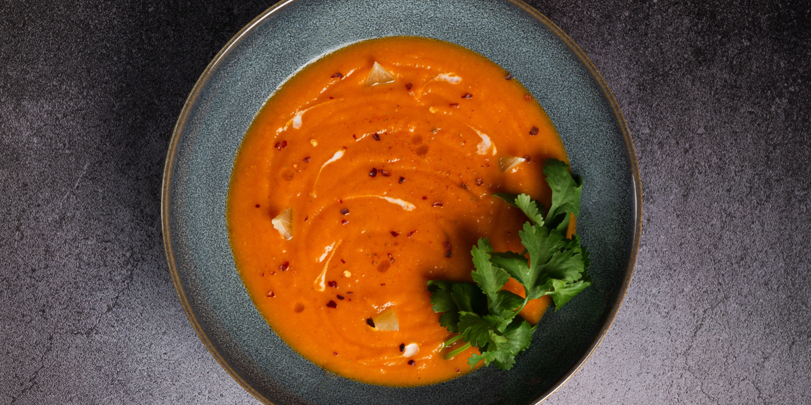 Zuppa di verdure arrosto all’aglio nero gourmet